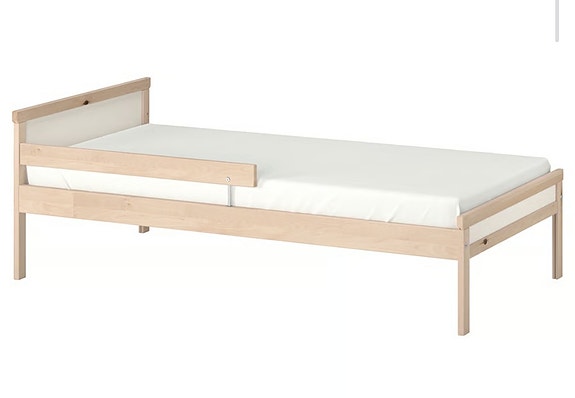 IKEA juniorisänky puunvärinen ja siisti Patja
