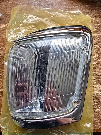 Parkkivalo, vasen etukulma, Toyota Hilux 1989-1997