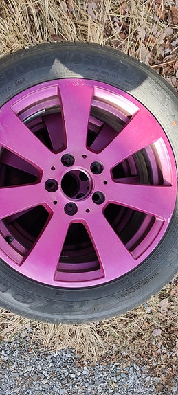 MB W204 16" renkaat persoonallisilla pinkeillä vanteilla