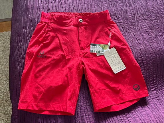 Halti uudet shortsit 152 cm