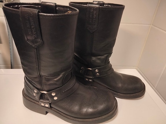 Biker bootsit.