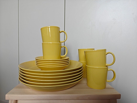 Iittala Teema astiat, vintage keltainen – lautasia ja kuppeja, 17 kpl