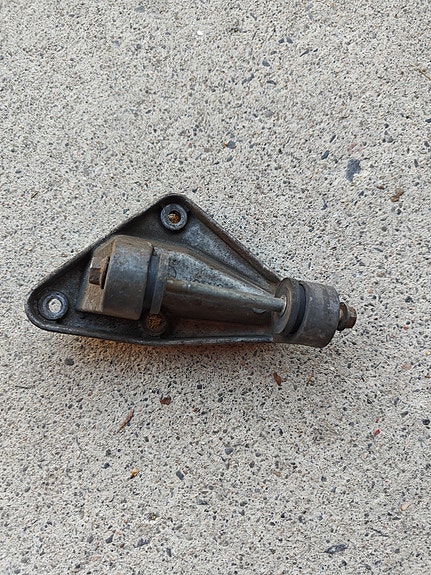 Volvo 240 laturin kiinnike tai ohjaustehostin