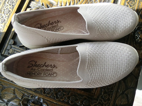 Skechers Air-Cooled Memory Foam naisten  kengät koko 36 vaalea
