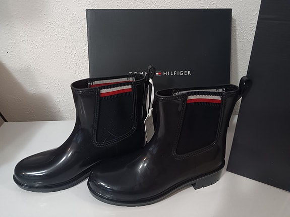 Uudet Tommy Hilfiger-kumisaappaat (koko 39)