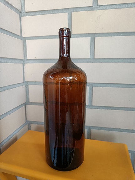 Iso ruskea lasipullo