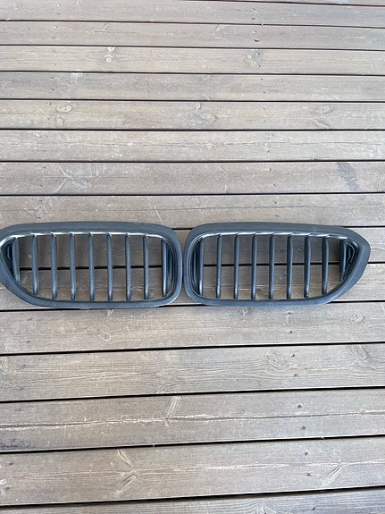 BMW munuaiset, pari musta