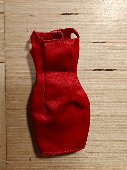 Muotinuken punainen kotelomekko
