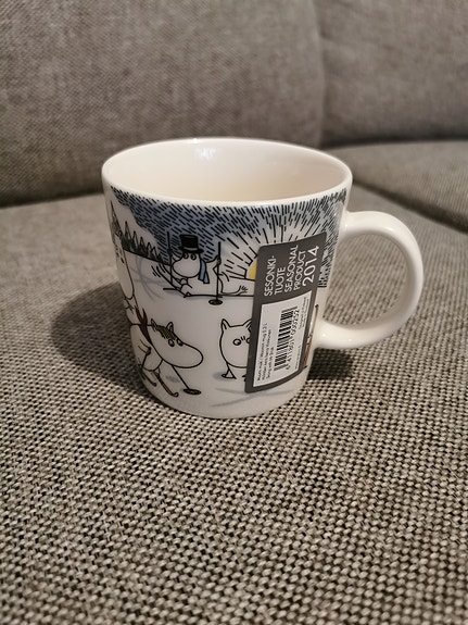 Muumimuki hiihtäen kera herra Virkkunen