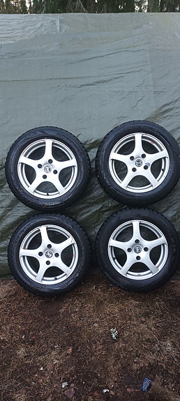 Nastarenkaat  R15 4x114.3 olleet Volvo V40 alla