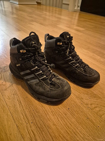 Adidas vaelluskengät 36 musta
