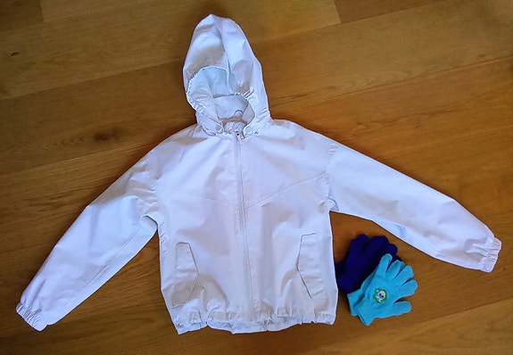Valkoinen, hupullinen kevättakki koko 134cm