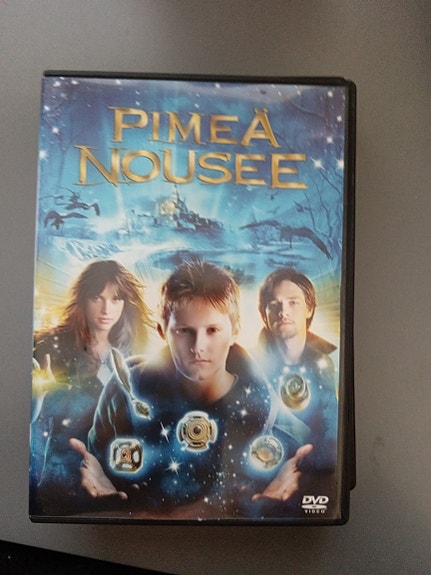 Pimeä nousee DVD-elokuva
