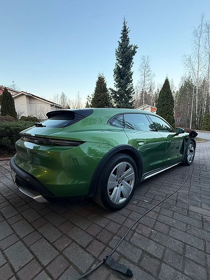 Porsche Taycan S Aero 19” vanteet renkailla