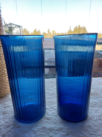Kaksi Iittala Viiru mehulasia