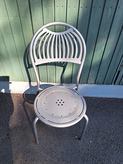 Metallinen harmaa tuoli