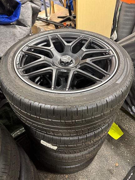 AMG vanteet renkaineen Mercedes-Benz G:lle.