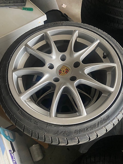 Porsche 911 renkaat vanteilla