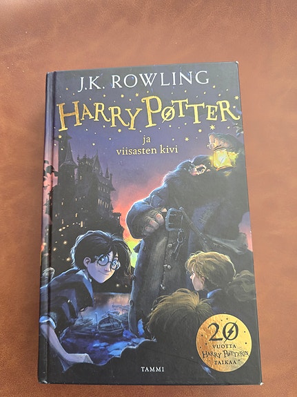 J.K. Rowling Harry Potter ja viisasten kivi kirja kovakantinen suomenkielinen