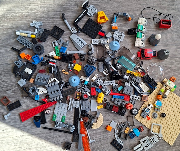 LEGO Technic-osia, Minecraft-hahmoja, monenlaisia rakentelupaloja ym