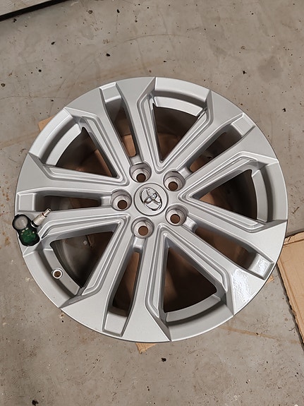 Toyota RAV4/Corolla yms käyttämättömät 18" vanteet