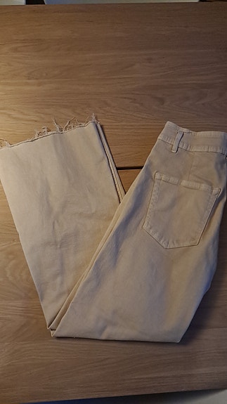 Culottes-tyyppiset beiget farkut