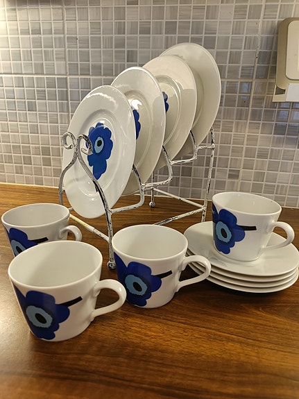 Marimekko Unikko- kahvikupit, aluslautaset ja leipälautaset