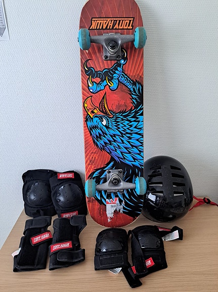 Tony Hawk skeittilauta ja suojavarusteet lapselle