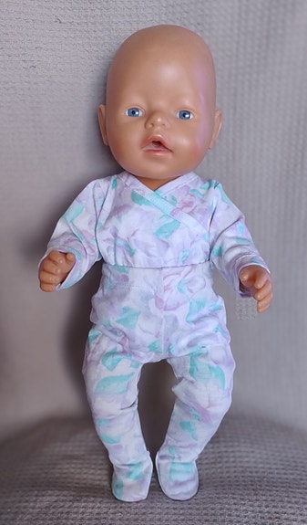 Baby Bornille paita ja potkuhousut
