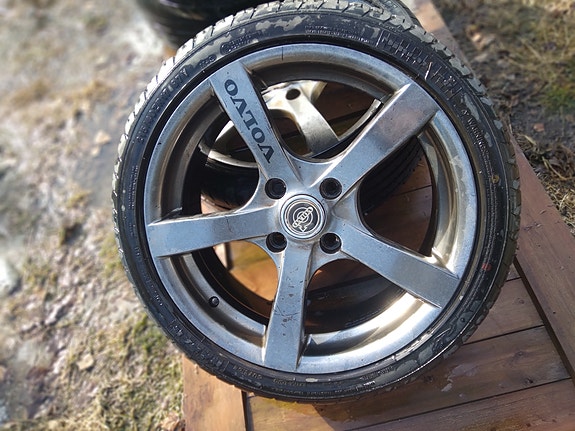 4 kpl vanteet 7407jjx17 ja renkaat 215/40zr17