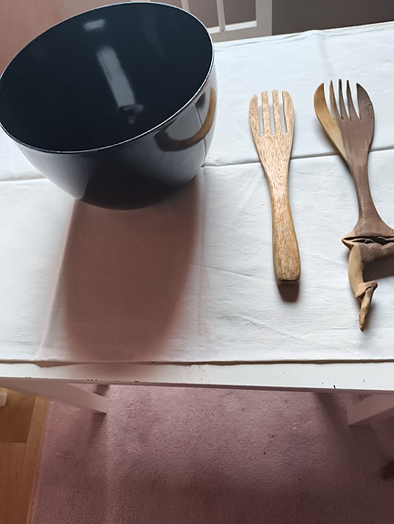 Kai Franck musta metalli kulho ja Pentik salaattiottimet