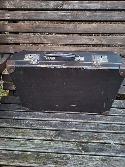 Vanha matkalaukku L154-2