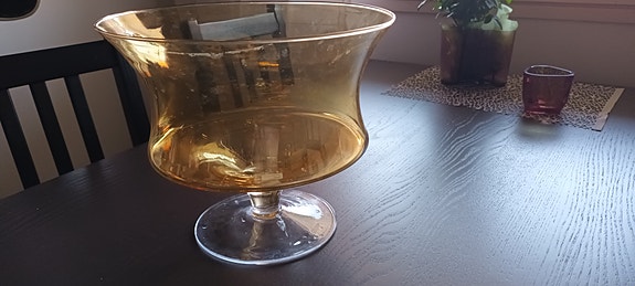 Jalallinen lasikulho meripihkanruskea