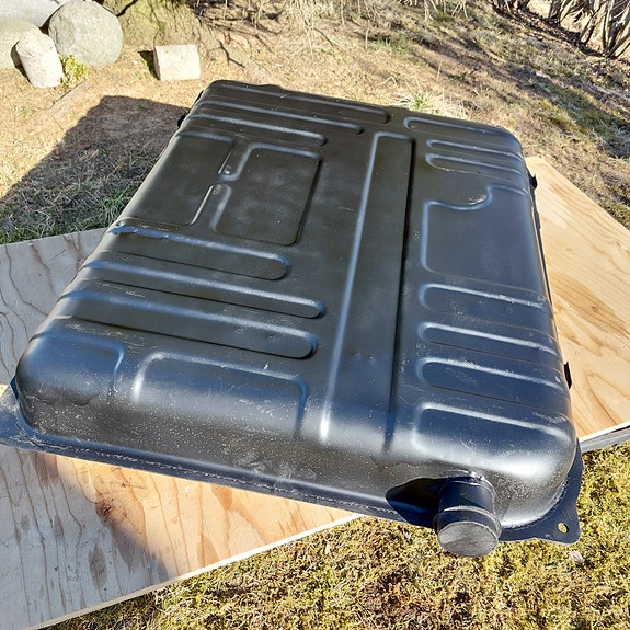 Paketti- / henkilöauton polttoainetankki