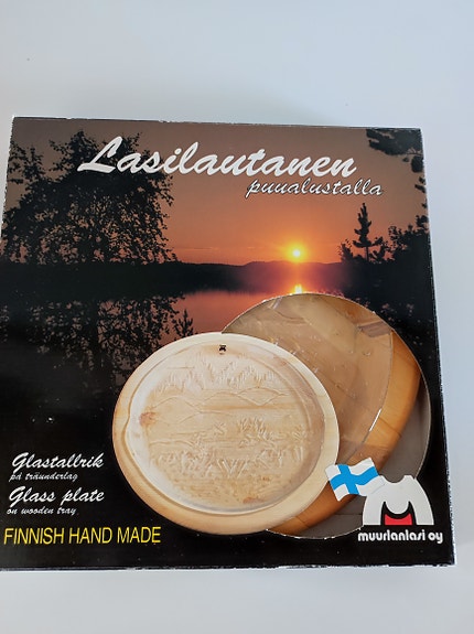 Muurlan lasilautanen puualustalla