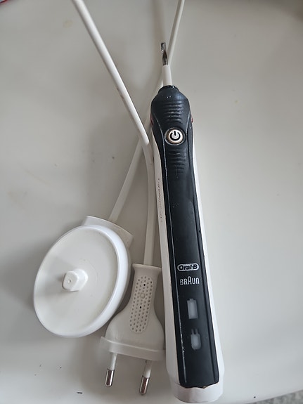 Oral B Pro 2 sähköhammasharja mustavalkoinen