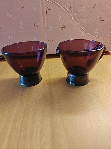 lasinen sokerikko ja kermakko violetti