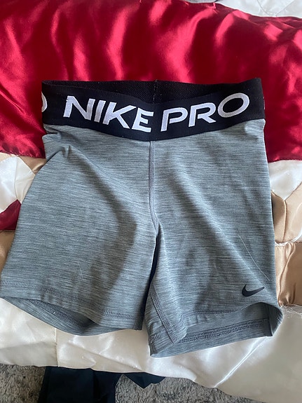 Nike Pro naisten shortsit XS harmaa polyesteri