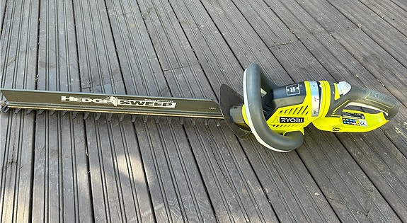 Vuokralle akkukäyttöinen Ryobi One+ pensasleikkuri