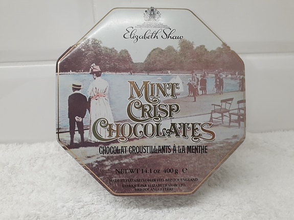 Vanha vaalean mintunvihreä peltipurkki, retro