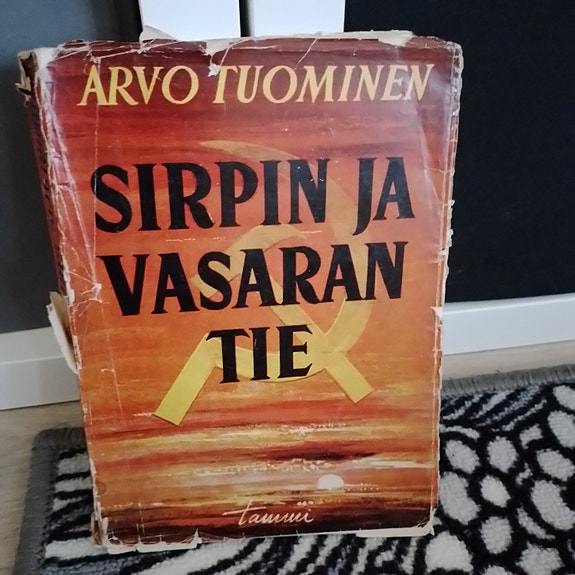 Arvo Tuominen Sirpin ja vasaran tie kirja