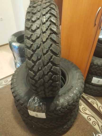 Hilux renkaat 215/85 r16. Vanteineen