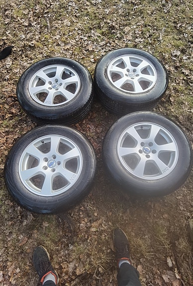 Volvo 60 XC kesärenkaat vanteilla 17