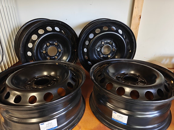 Fordin alkuperäiset 16" peltivanteet ja pölykapselit