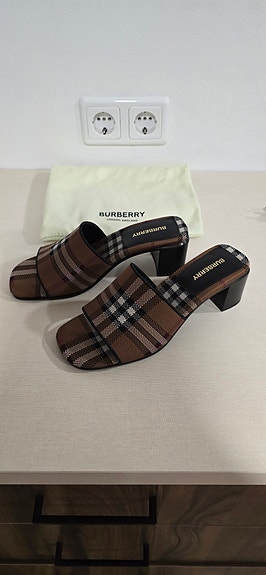 Burberryn korolliset sandaalit