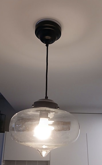 Kaunis kattovalaisin lasikuvulla