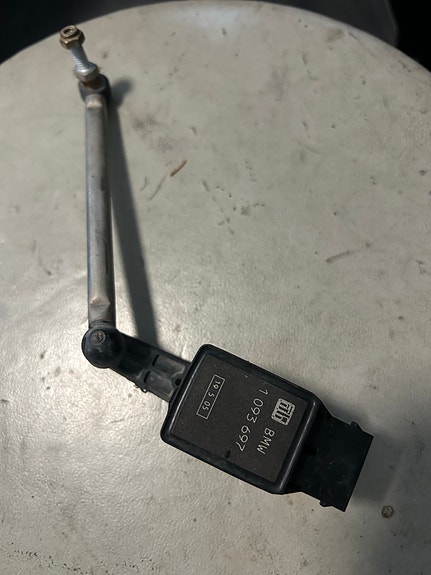 BMW E60/61 valojen korkeudensäädön anturi