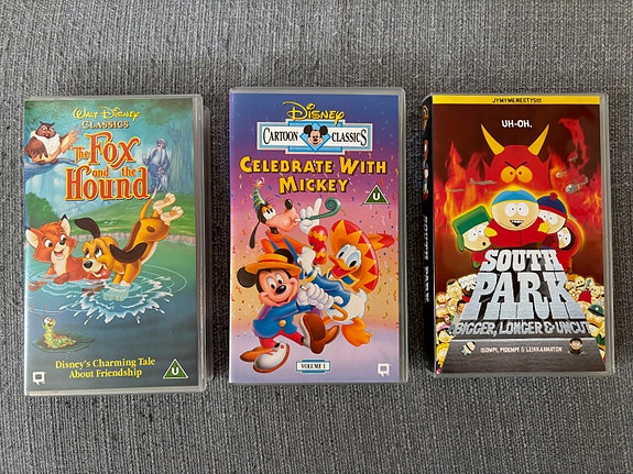 3 x VHS kasetteja, Celebrate with Mickey volume 1 ja South Park ym