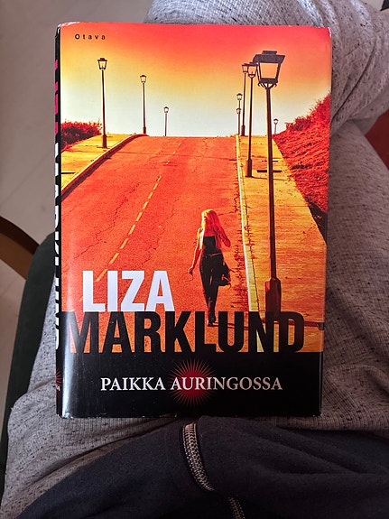 Liza Marklund Paikka auringossa kirja kovakantinen suomenkielinen