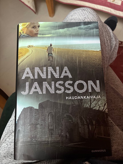Anna Jansson Haudankaivaja kirja kovakantinen
